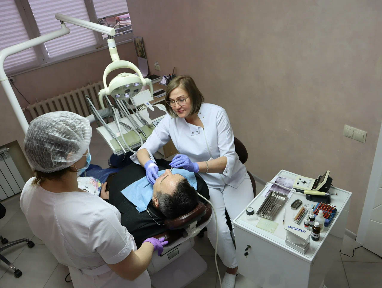 Лечение пациента в кабинете стоматологии Дент Арт